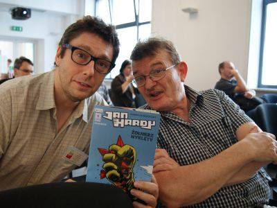 Tomasz Kołodziejczak i Maciej Parowski kupili sobie komiks Jan Hardy na spółkę. Każdy komiksiarz wie, że zeszytówki najlepiej czytać razem!